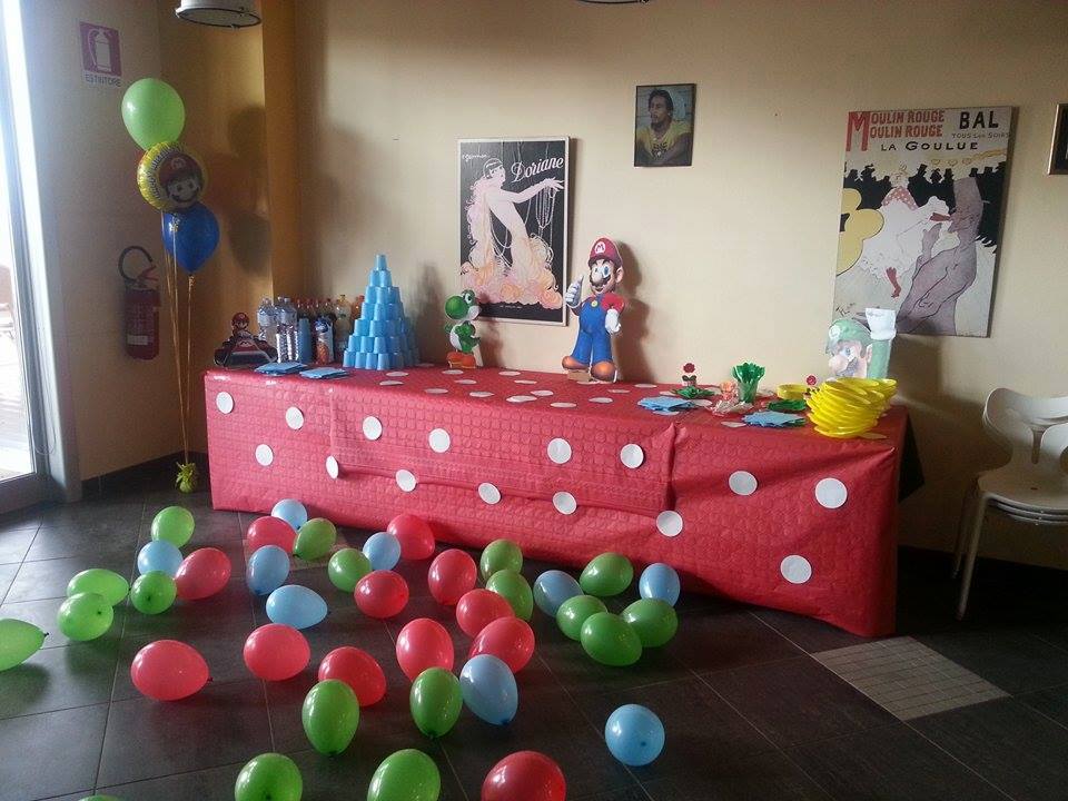 tavolo allestito per una festa con palloncini colorati