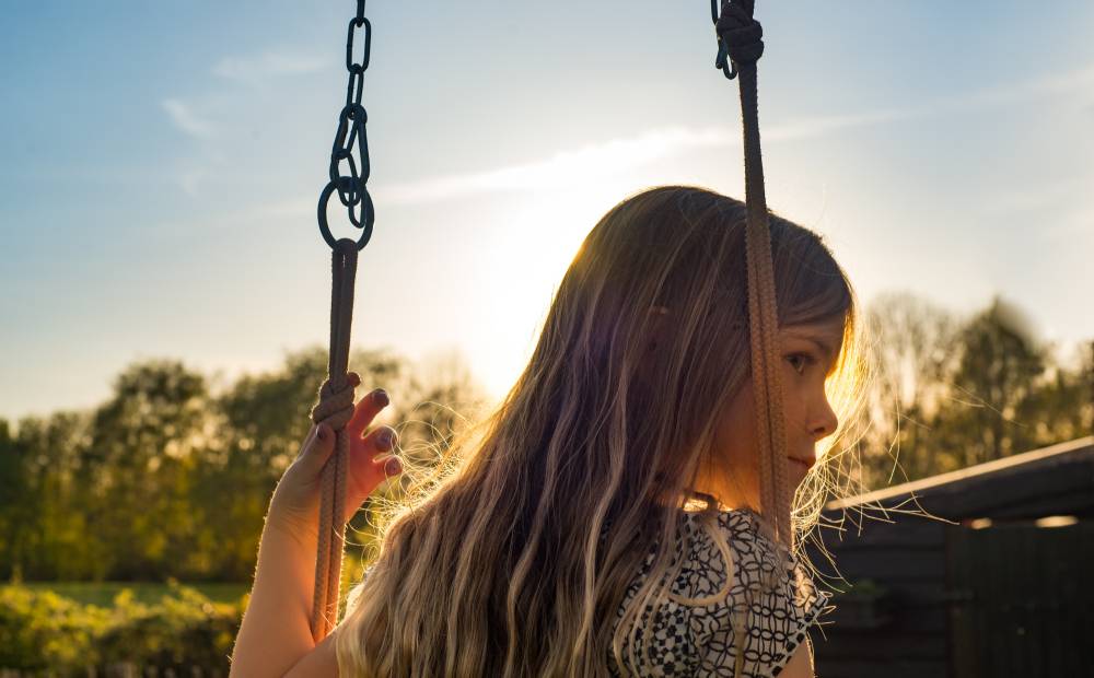 bambina che gioca sull'altalena durante il babyparking per cerimonie