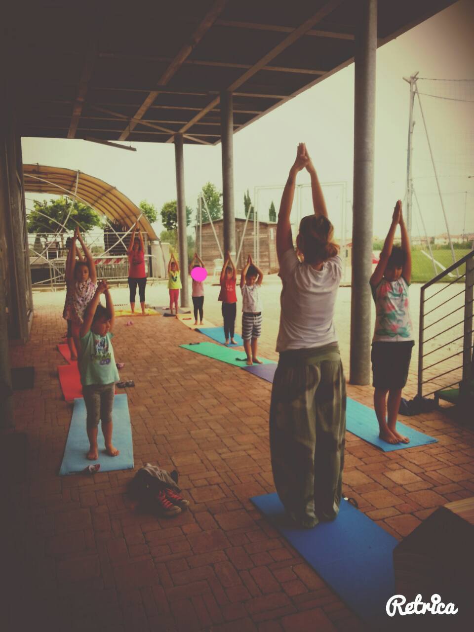 i bambini alle prese con lo yoga con i campi solari di S.O.S Scuola di Pontedera