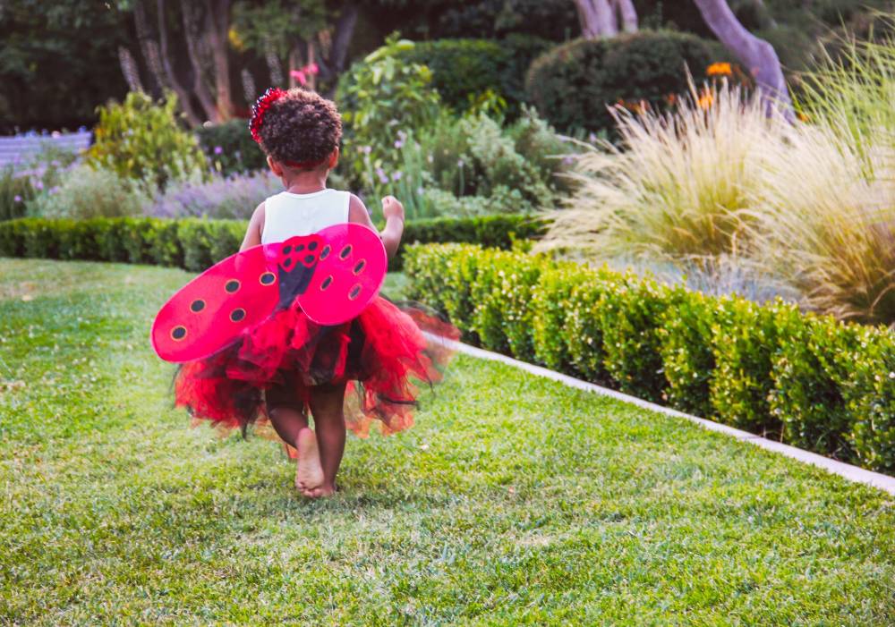 bambina che corre sul prato durante il babyparking per cerimonie