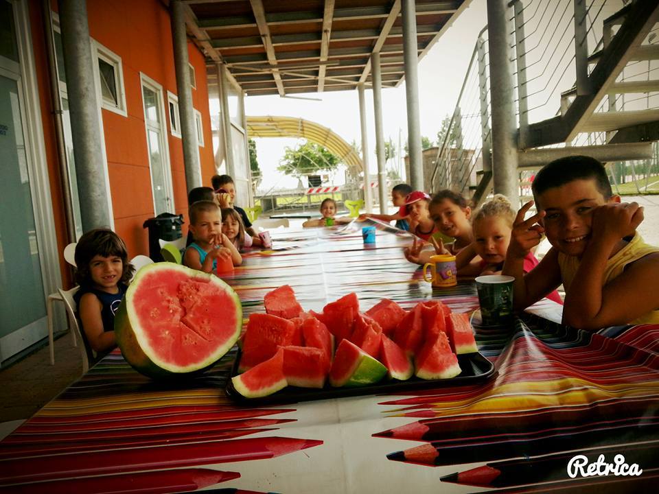 il momento della merenda ai campi estivi di S.O.S Scuola di Pontedera