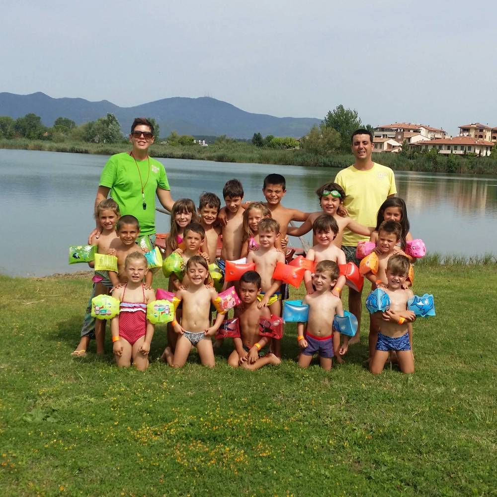 i bambini si divertono al lago con i campi solari di S.O.S Scuola di Pontedera