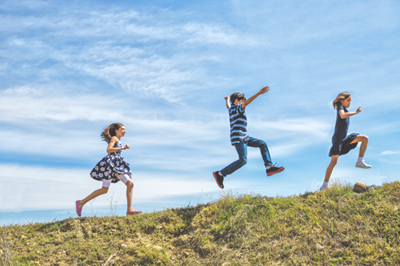 bambini che  corrono nel prato