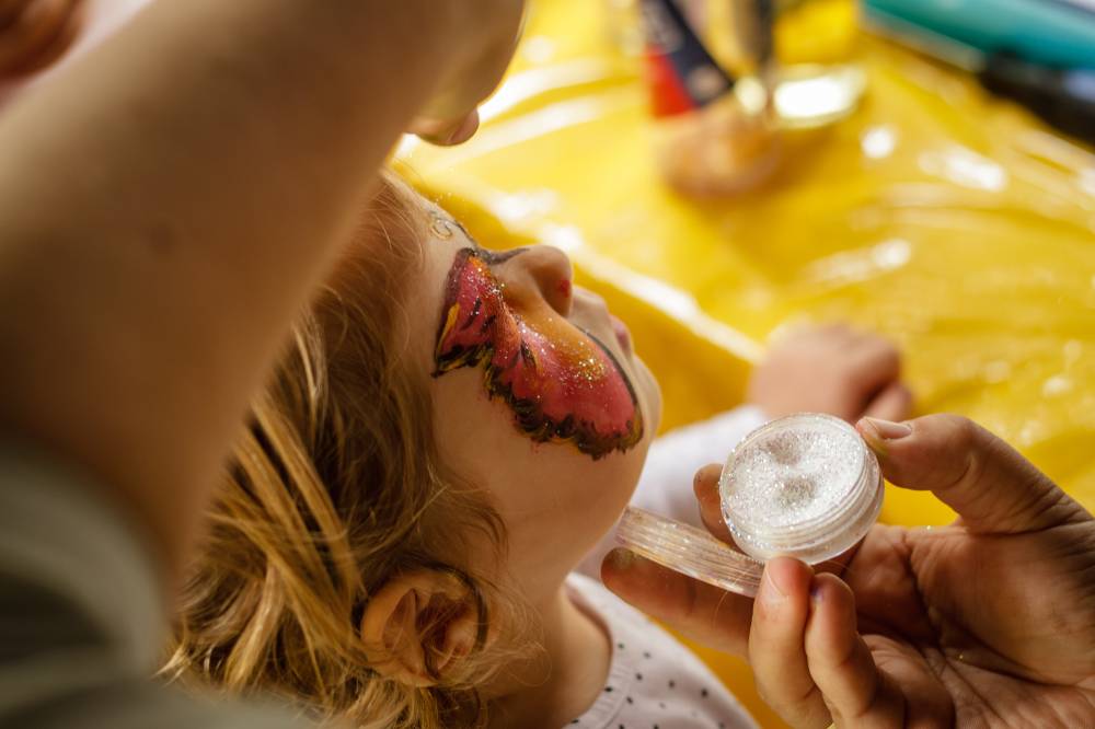 trucco makeup a farfalla per bambini durante l'animazione per cerimonie